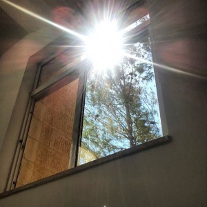 Sonce ki sveti skozi okno